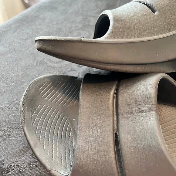 Oofos black sandals unisex men 7 women 9 - Picture 8 of 8